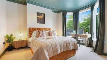 Escritorio, tabla de planchar con plancha, wifi y ropa de cama
