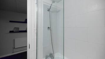 Regadera, toallas, papel de baño