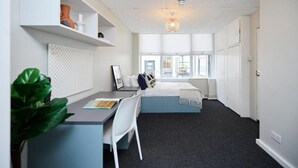 A modern bedroom with a desk, a bed, a large window, and a ceiling light. - Cosy Private Double in Westminster – Steps from Big Ben & Buckingham Palace (London)