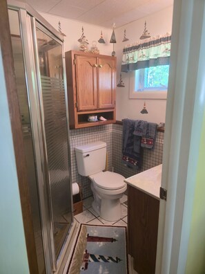 Shower, towels, soap, toilet paper - Lighthouse Landing- Drop Anchor and Stay Awhile (Indian River)