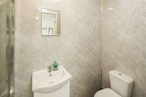 Haartrockner, Handtücher, Seife, Shampoo