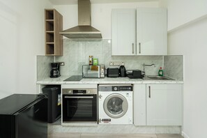 Kühlschrank, Mikrowelle, Ofen, Herdplatte