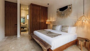 Ein Schlafzimmer mit einem hölzernen Bett, einer Bank, einer Pendelleuchte und einem Kleiderschrank.