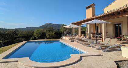 Mallorcan house with pool, garden, barbecue and WIFI near the beach