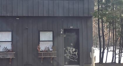 Cozy 1-bedroom cottage in soothing Standish with AC