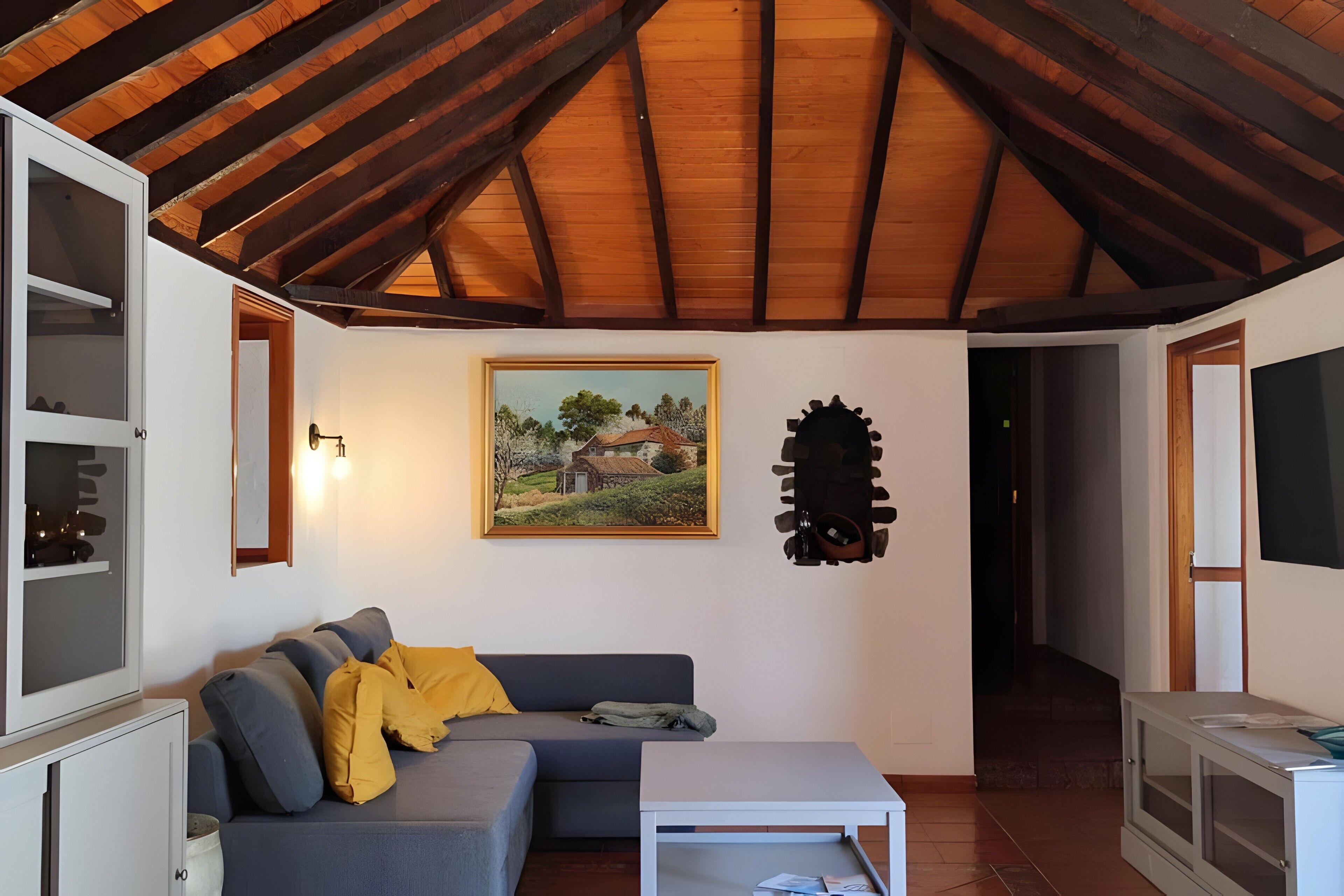 Televisión y chimenea 