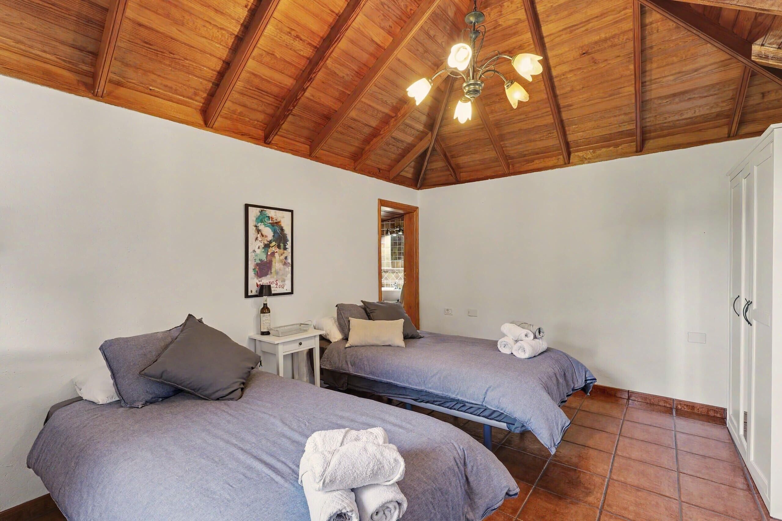 3 habitaciones, tabla de planchar con plancha, wifi y ropa de cama 
