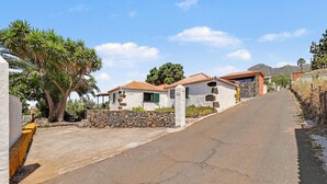 A narrow street with traditional buildings, stone walls, and a clear sky. - Apartment 'Tocando El Cielo' with Mountain View, Private Terrace and Wi-Fi (Barrial de Arriba)