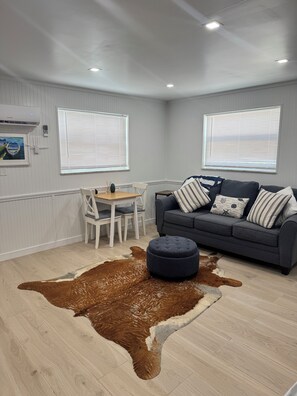 Smart TV - Cozy 1-bedroom apartment in Layton perfect for snow-birds/long-term renters (Layton)
