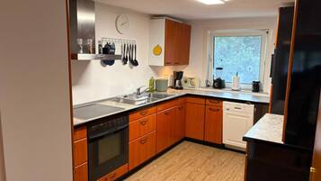 Coffee/tea maker, fridge, microwave, oven
