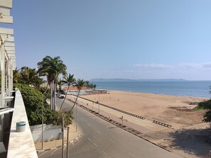 Ubicación cercana a la playa y arena blanca