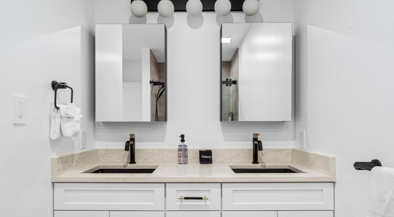 Amenidades de baño ecológicas, secadora de cabello, toallas, jabón 