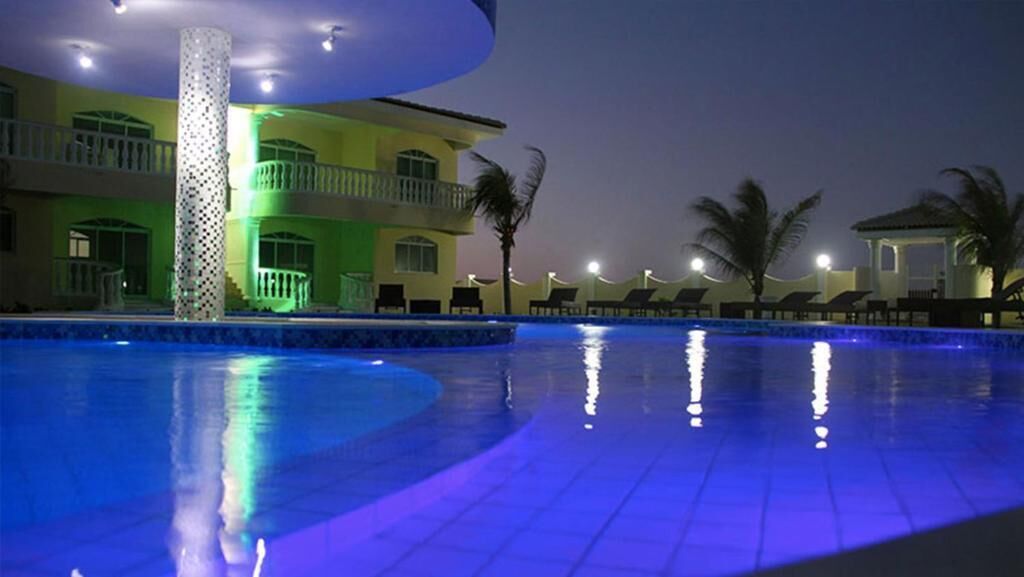 2 piscinas al aire libre (de 08:00 a 22:00), tumbonas