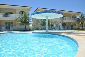 2 piscinas al aire libre (de 08:00 a 22:00), tumbonas