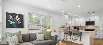 Your Cozy E Austin Retreat | New High-End 2BR Mins to Dining, Downtown & Pubs