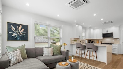 Your Cozy E Austin Retreat | New High-End 2BR Mins to Dining, Downtown & Pubs