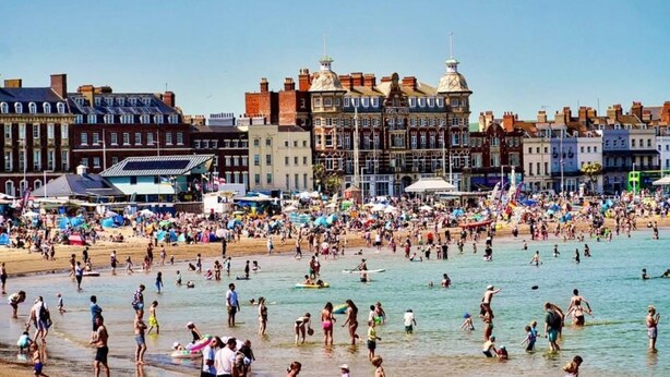 A beachside hotel with a prominent Royal Hotel sign, a sandy beach, and a clear blue sky. - Boatswains Watch, Sleeps 4, Pet Friendly (Portland)