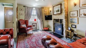 Living area - Boatswains Watch, Sleeps 4, Pet Friendly (Portland)