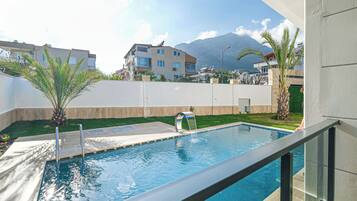 Villa de lujo, vistas a la montaña | Piscina | Una piscina al aire libre de temporada