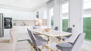 Luxury Villa, Mountain View | Dining