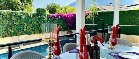 Lyxvilla - utsikt mot bergen | Restaurang utomhus