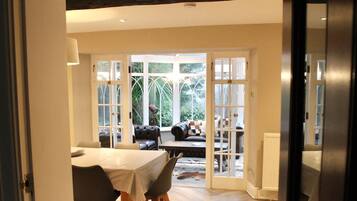 6 bedrooms, desk, Internet