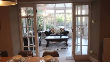 6 bedrooms, desk, Internet