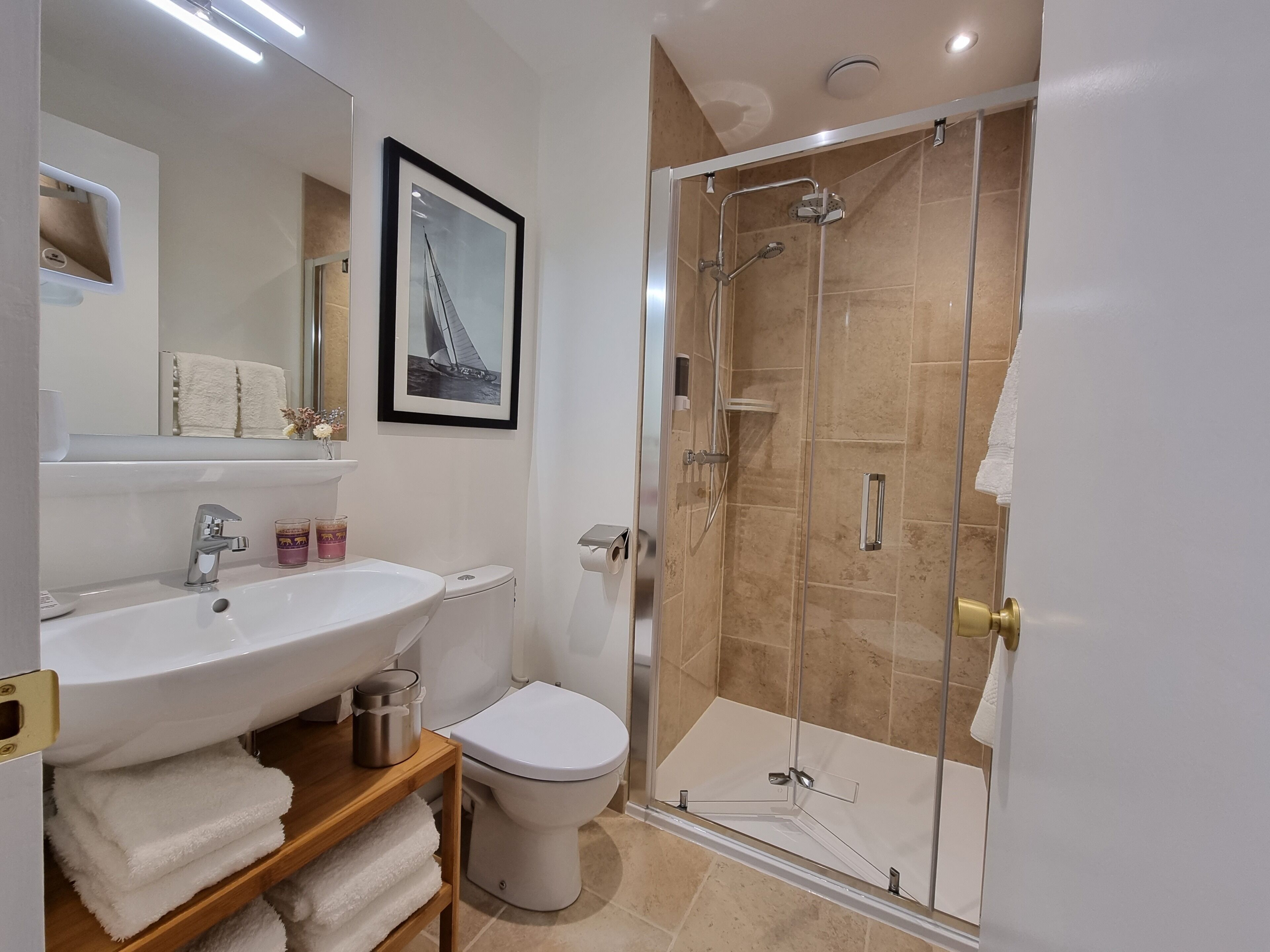 Chambre Confort Double ou avec lits jumeaux, vue ville | Salle de bain | Douche, douche à « effet pluie », sèche-cheveux, serviettes fournies