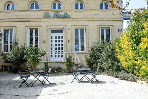 A building with the sign 'La Rodin' above the entrance.