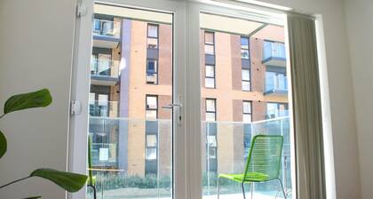 The Ivy Abode Stylish 2-bed Apartment Parking