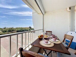 Ein Balkon mit Tisch für zwei, einem Stuhl und Blick auf die Landschaft.