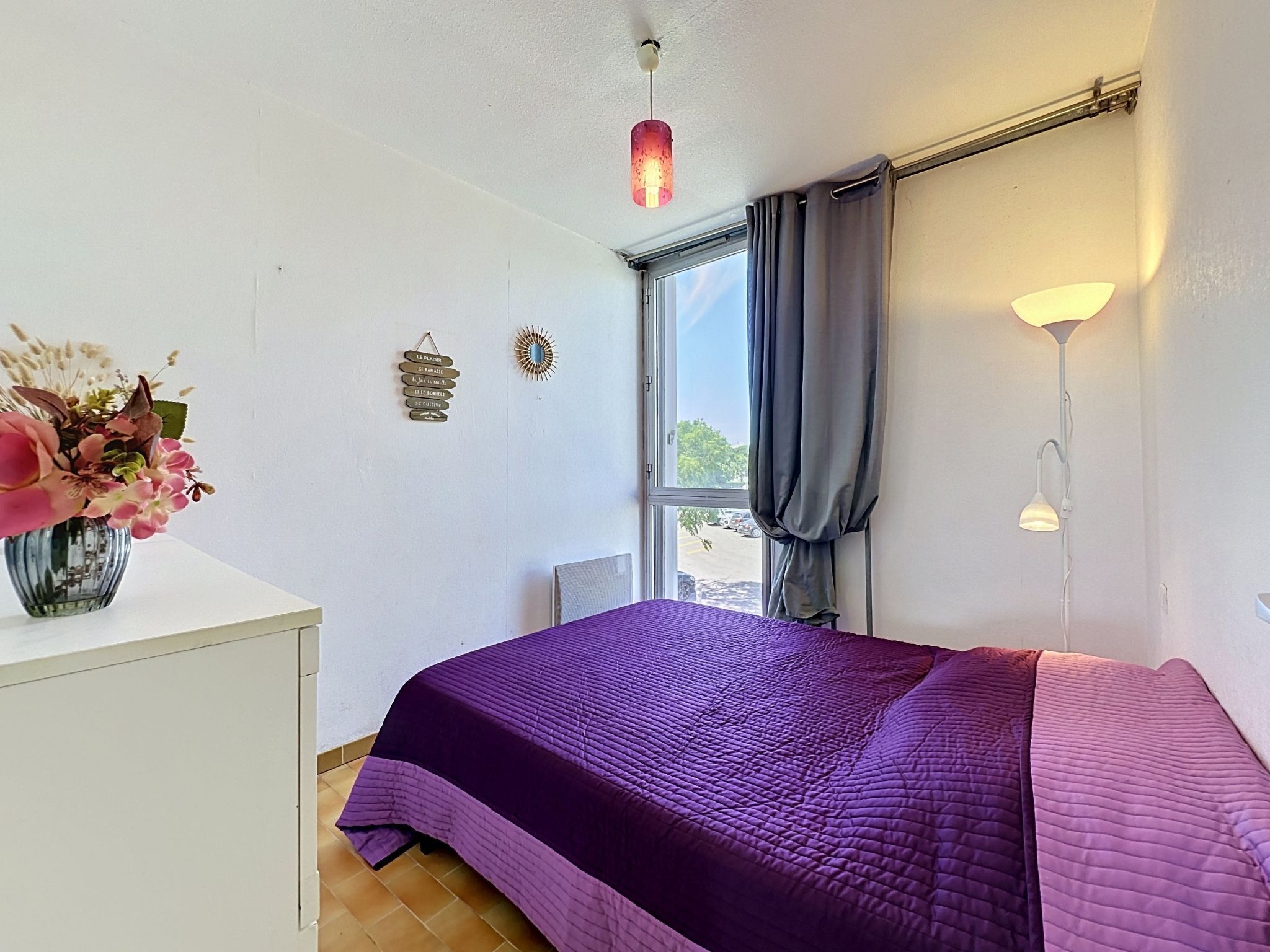2 bedrooms, desk, Internet