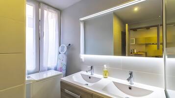 Douche, serviettes fournies