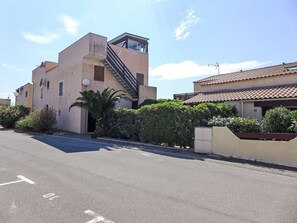 Ein Wohngebäude mit moderner Architektur, inklusive einer markanten Treppe und einer Satellitenschüssel.