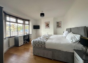 5 Schlafzimmer, Schreibtisch, Bügeleisen/Bügelbrett, kostenloses WLAN