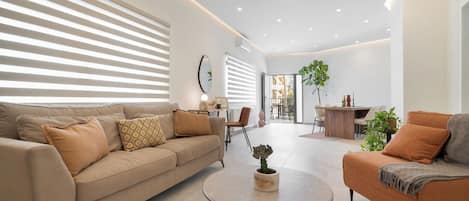 อพาร์ทเมนท์, 3 ห้องนอน, วิวเมือง | ห้องนั่งเล่น | สมาร์ททีวี 50 นิ้ว พร้อมช่องดาวเทียม, Netflix, บริการสตรีมมิ่ง