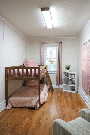 4 bedrooms, iron/ironing board, Internet, bed sheets - Country Oasis 4-bedroom farmhouse in tranquil Shelby with cozy charm (Shelby)