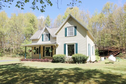 Country Oasis 4-bedroom farmhouse in tranquil Shelby with cozy charm