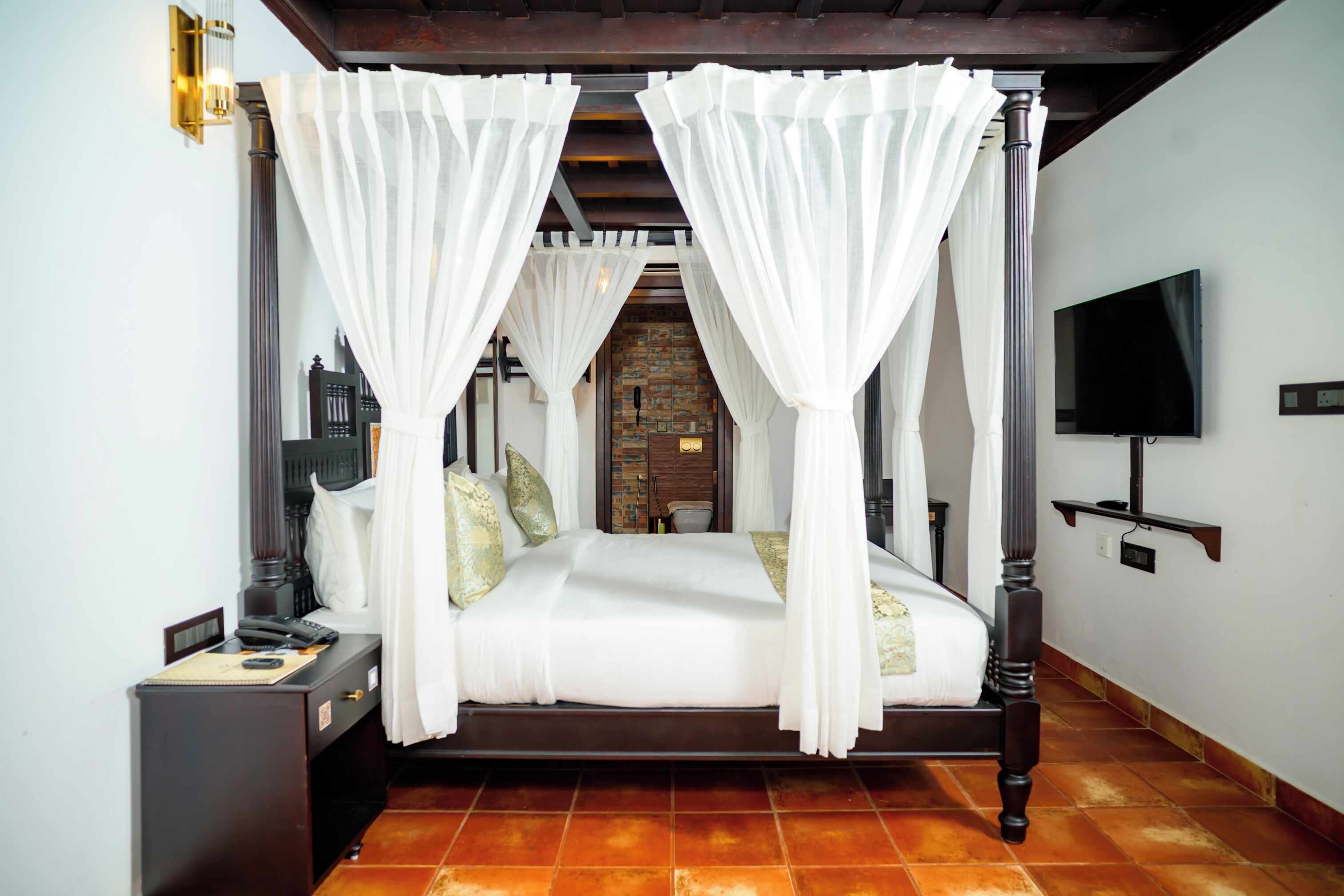 Premium bedding, minibar, desk, free WiFi