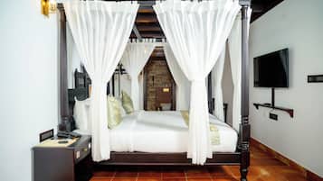 Premium bedding, minibar, desk, free WiFi
