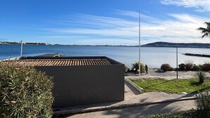 A coastal view with a clear sky, a body of water, and a distant landmass. - Mini-studio with AC, pond view - 2 guests (Balaruc-les-Bains)