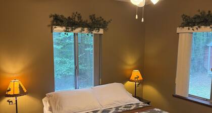 Higgins Lake Getaway • AC, Fire Pit & WiFi • < 1 Mile from South State Park