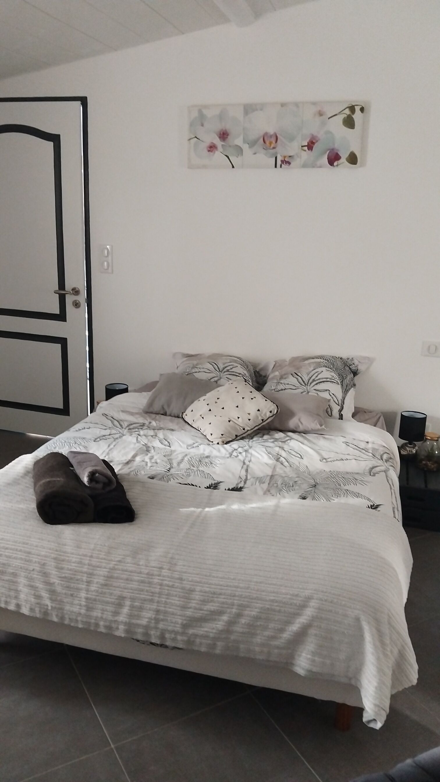 Tabla de planchar con plancha, wifi y ropa de cama 