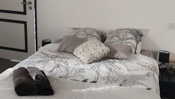 Tabla de planchar con plancha, wifi y ropa de cama