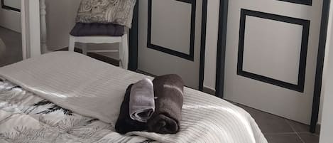 Tabla de planchar con plancha, wifi, ropa de cama