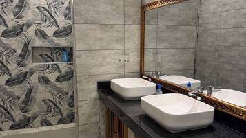 Dusche, Haartrockner, Handtücher, Seife
