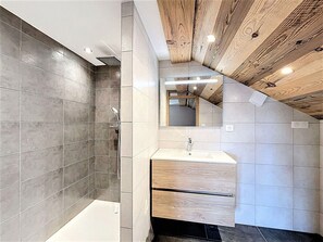 Bathroom - Savoyard chalet, pets OK, parking - 14 guests (La Toussuire)