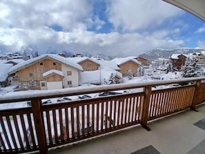 A snow-covered mountain village with wooden buildings and a clear sky. - Apartment 5 guests, parking, Alpe d'Huez center (Huez)