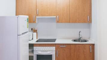 Refrigerador, microondas, horno y cafetera y tetera