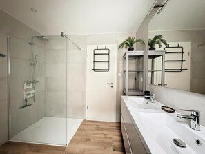 Suihku, hiustenkuivaaja, pyyhkeet
